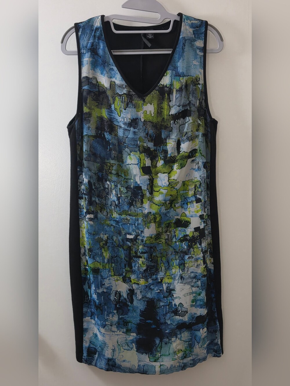 Sleeveless V-Neck Abstract Print Dress in Blue & Green
